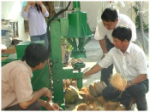 Lần đầu tiên ở Bến Tre chế tạo thành công máy lột vỏ dừa khô