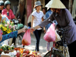 Hanoi people are indifferent to the limited use of plastic bags